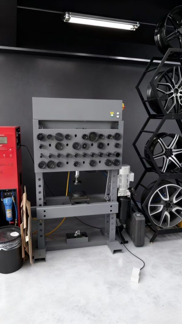 Hydraulic rubber sleeve machine